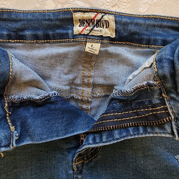 Denim Blvd Distressed Denim Mini Skirt Size Large - Picture 5 of 7